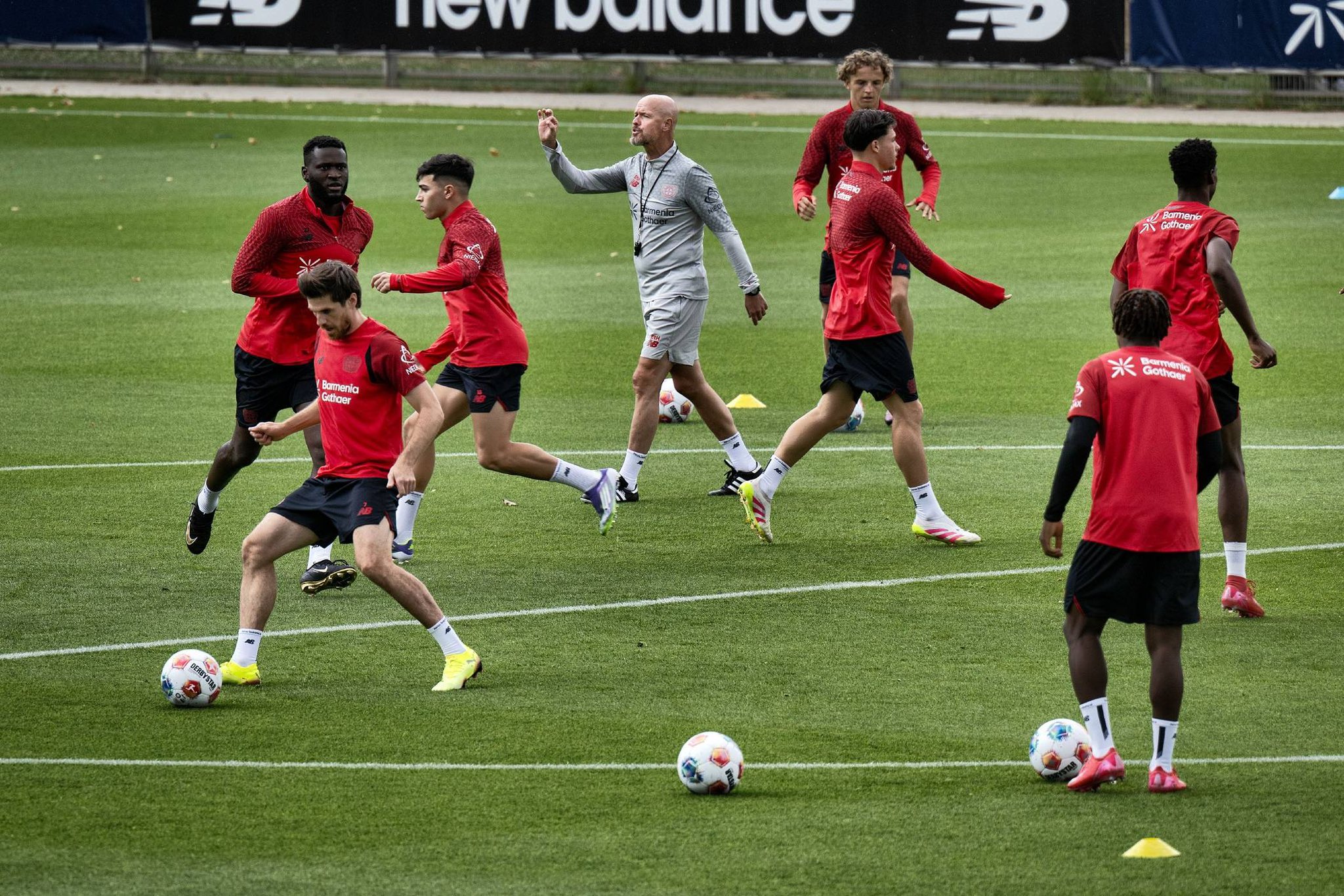 滕哈赫季前训练细节：基础动作练习为主，反复传接球练习、强调纪律