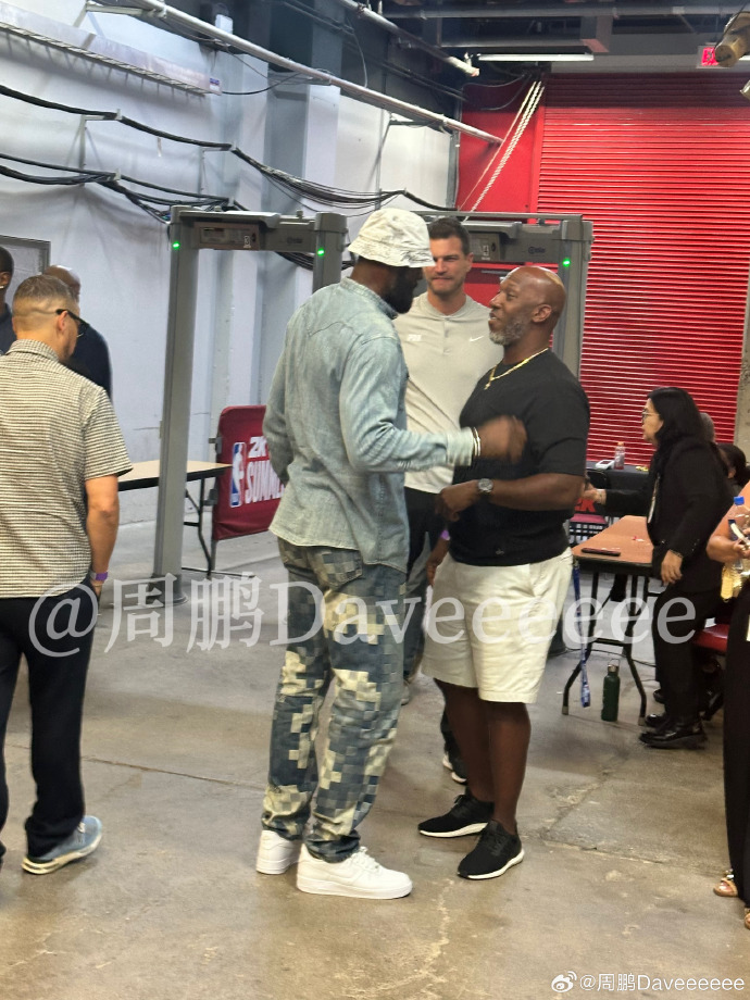 媒体人：詹姆斯提前退场碰到比卢普斯，俩人唠的可热闹了