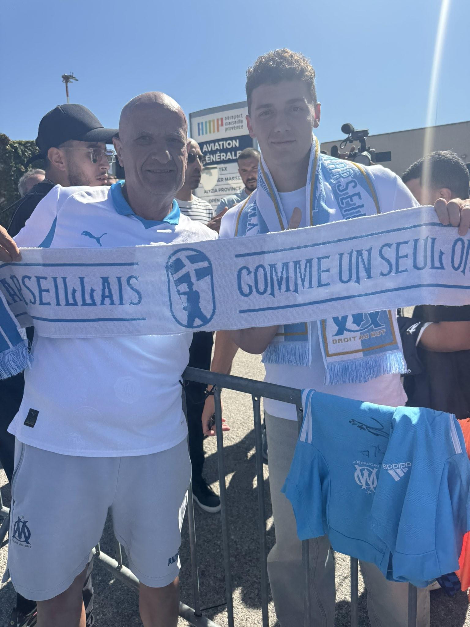 开云体育app-法媒：帕瓦尔周三上午抵达马赛，并与本地球迷合影