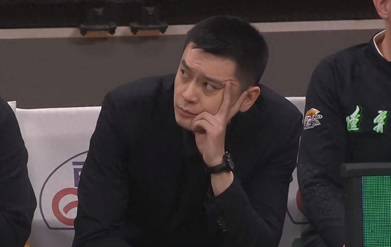 唉！裁掉10分外援，签7分水货，净做傻事，41岁少帅连败欲哭无泪